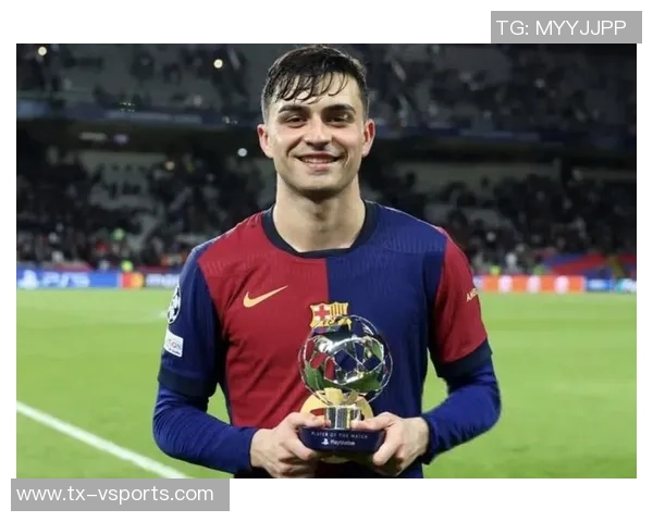 佩德里从英格兰归来即现身巴塞罗那活动,受现场球迷热烈追捧 佩德里从英格兰归来即现身巴塞罗那活动,受现场球迷热烈追捧